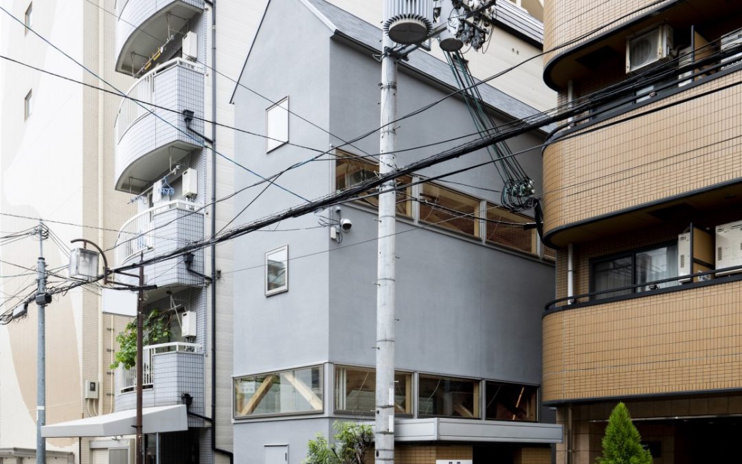 Home and Office Squeezed into Narrow City Plot