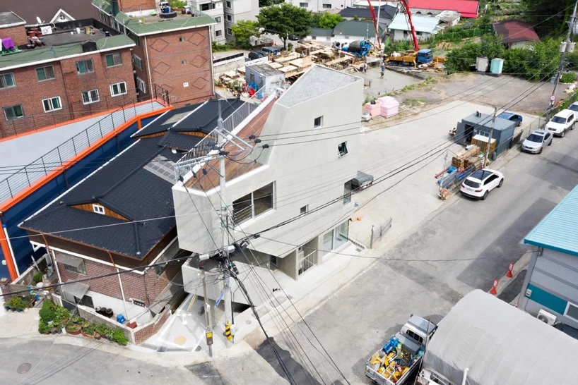 Architects H2L builds Concrete Slit House on a Triangular IOT in South Korea