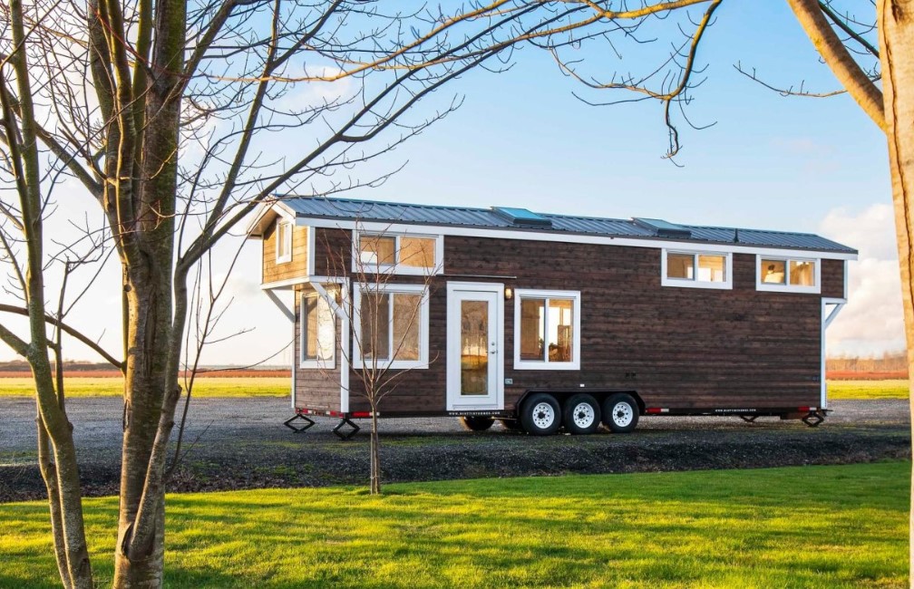 Light-flled Tiny House Offers a Relaxing Soak