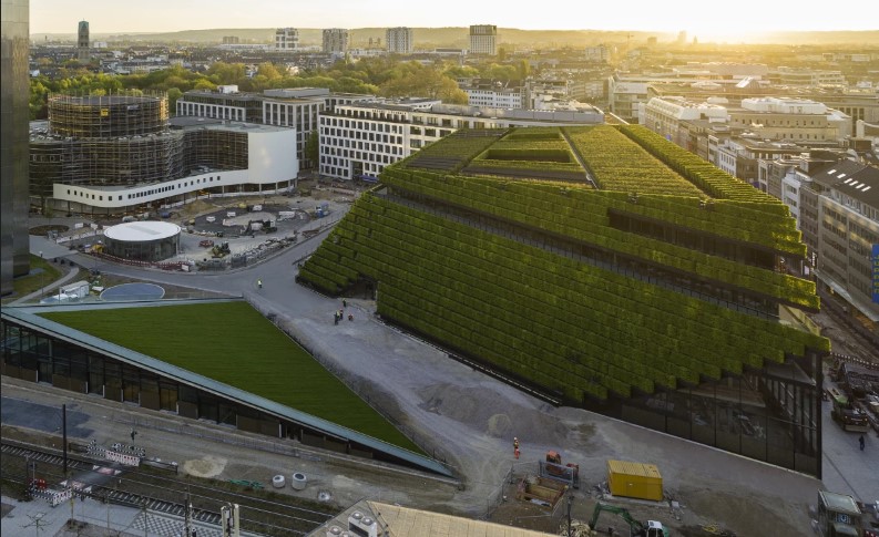 Europe’s Largest Green Facade Hosts 30,000 Hedges