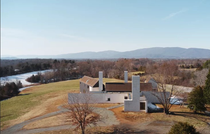 A Minimalist House in the Countryside with 30-foot Chimneys