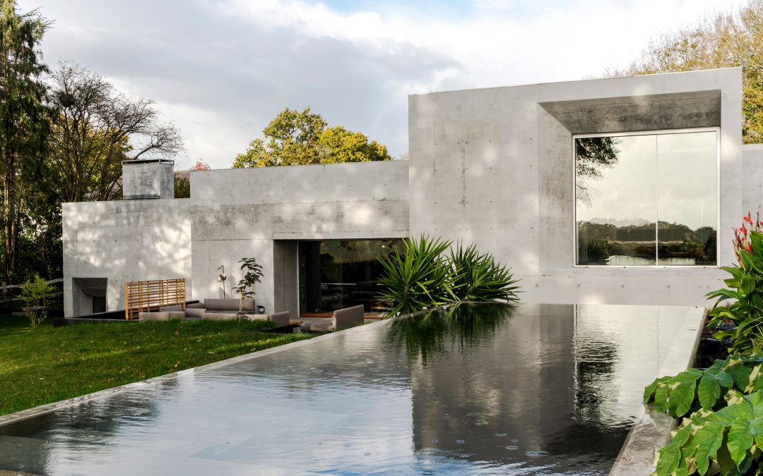 Tarry + Perry Captures Monastic Qualities of Concrete House in East Sussex