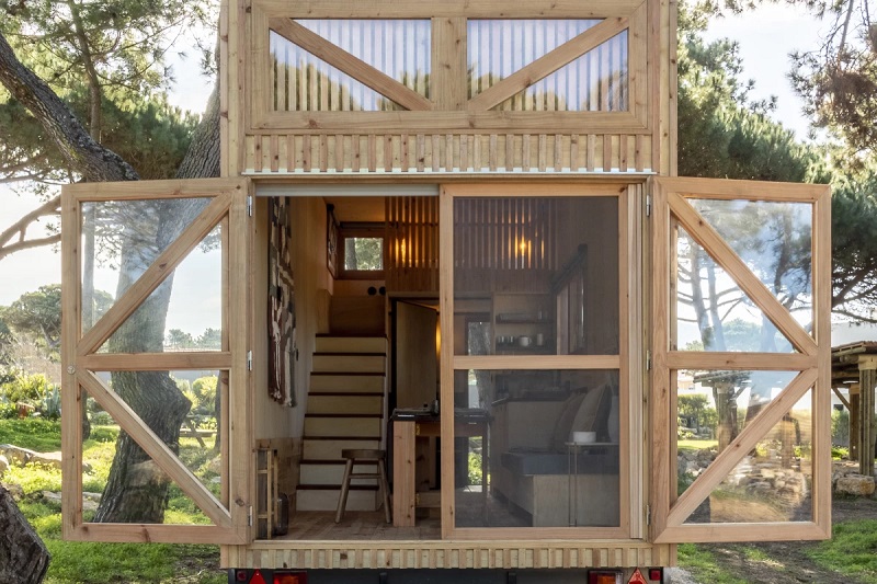Off-grid Tiny House Opens Up to Embrace the Great Outdoors