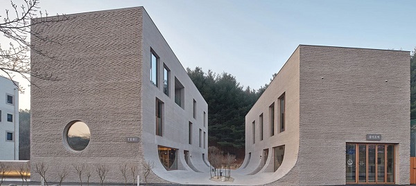 Concrete Bricks Flow into U-shaped Courtyard in Korea