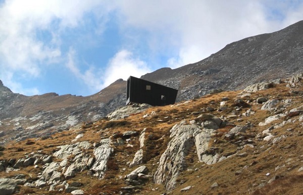 Houses on Cliffs: 8 Homes that Defy Gravity